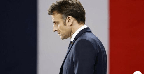 Gbich- Emmanuel Macron devant ses compatriotes Français.2